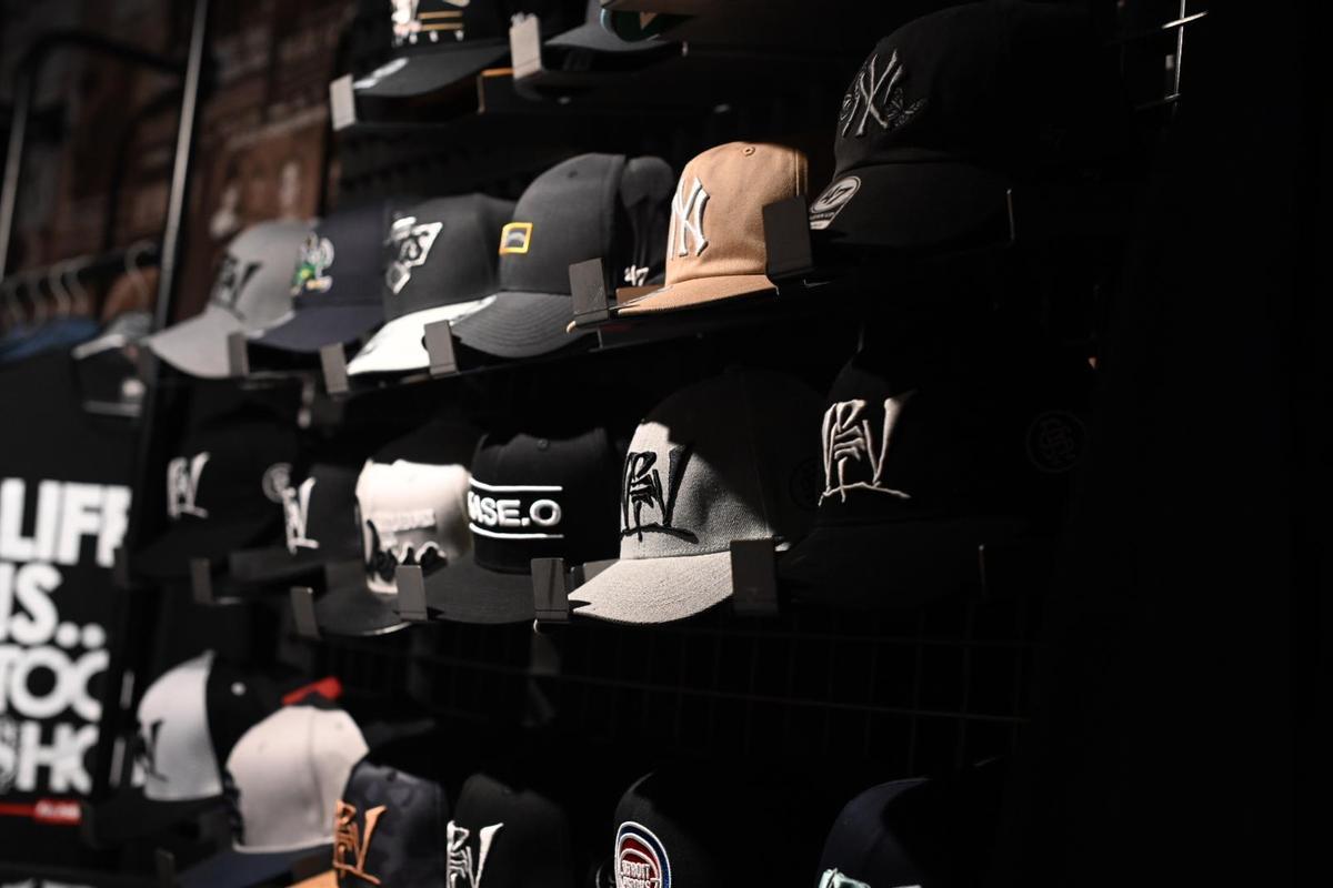 Los Violaldores del Verso inauguran su nueva tienda