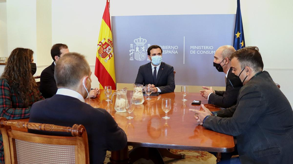 El ministro Alberto Garzón, en su encuentro con Moreno Brenes.