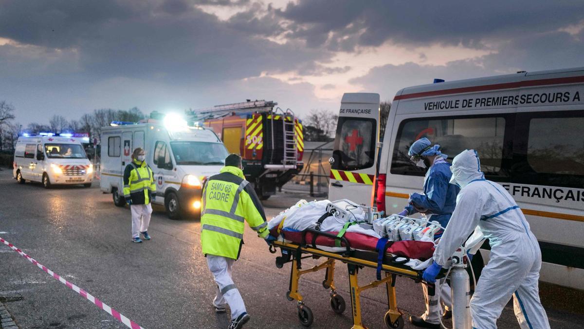 Sanitarios trasladan a un paciente con covid en un hospital de Francia