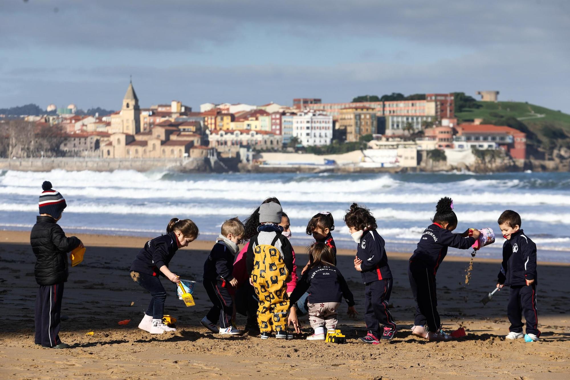 Los alumnos de Infantil del colegio San Vicente de Paúl se reencuentran en la playa
