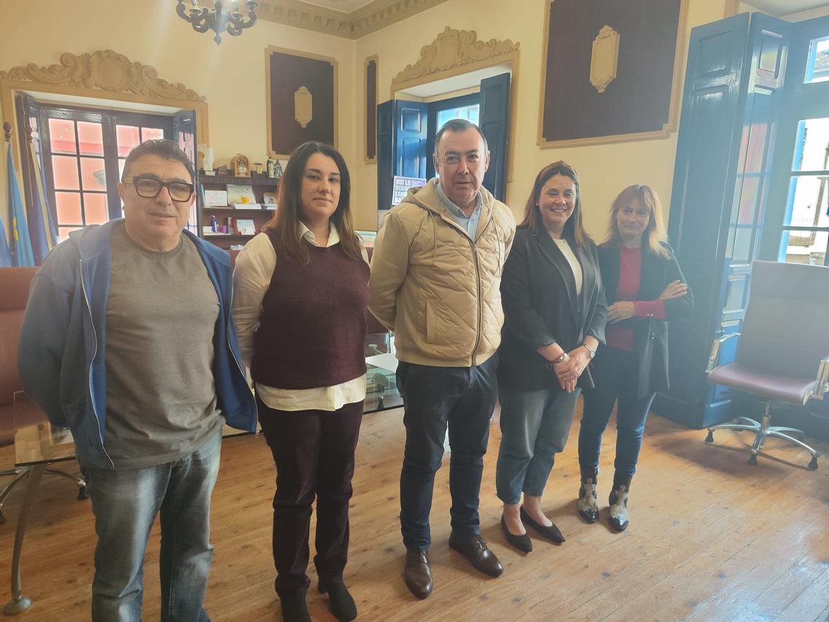 Por la izquierda, Chema González, Cristina Coalla, José Luis Trabanco, María José Miranda y Lorena Cabo, este miércoles, en el Ayuntamiento de Grado.