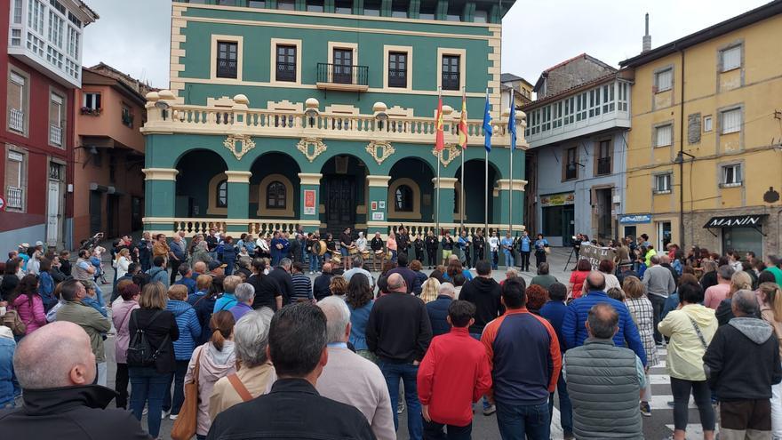 Una enfermera del centro de salud de Teatinos (Oviedo) administra la vacuna de la gripe a una paciente. | David Cabo