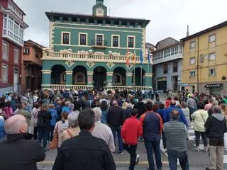 En imágenes: Así fue la manifestación contra el cierre de la Escuela de Música de Tineo