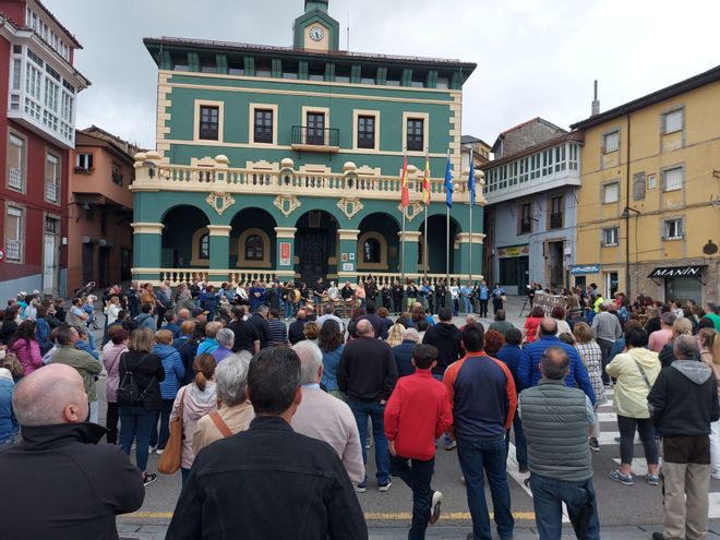 En imágenes: Así fue la manifestación contra el cierre de la Escuela de Música de Tineo