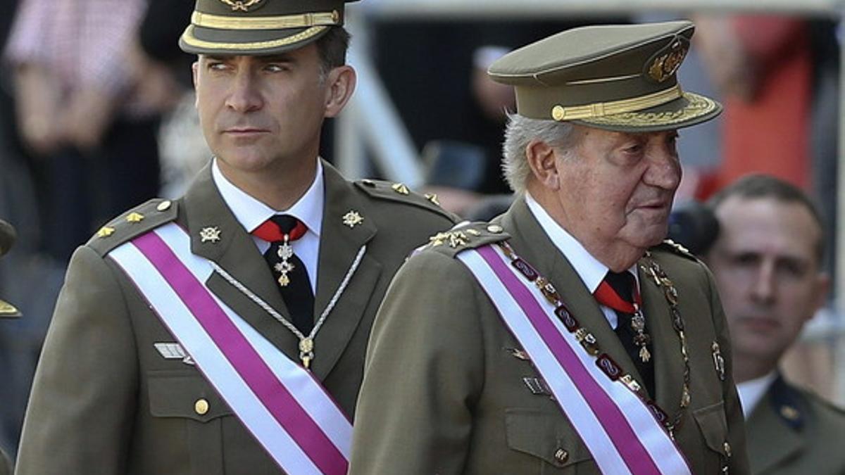 El príncipe Felipe y el rey Juan Carlos, en un acto castrense en El Escorial este martes.