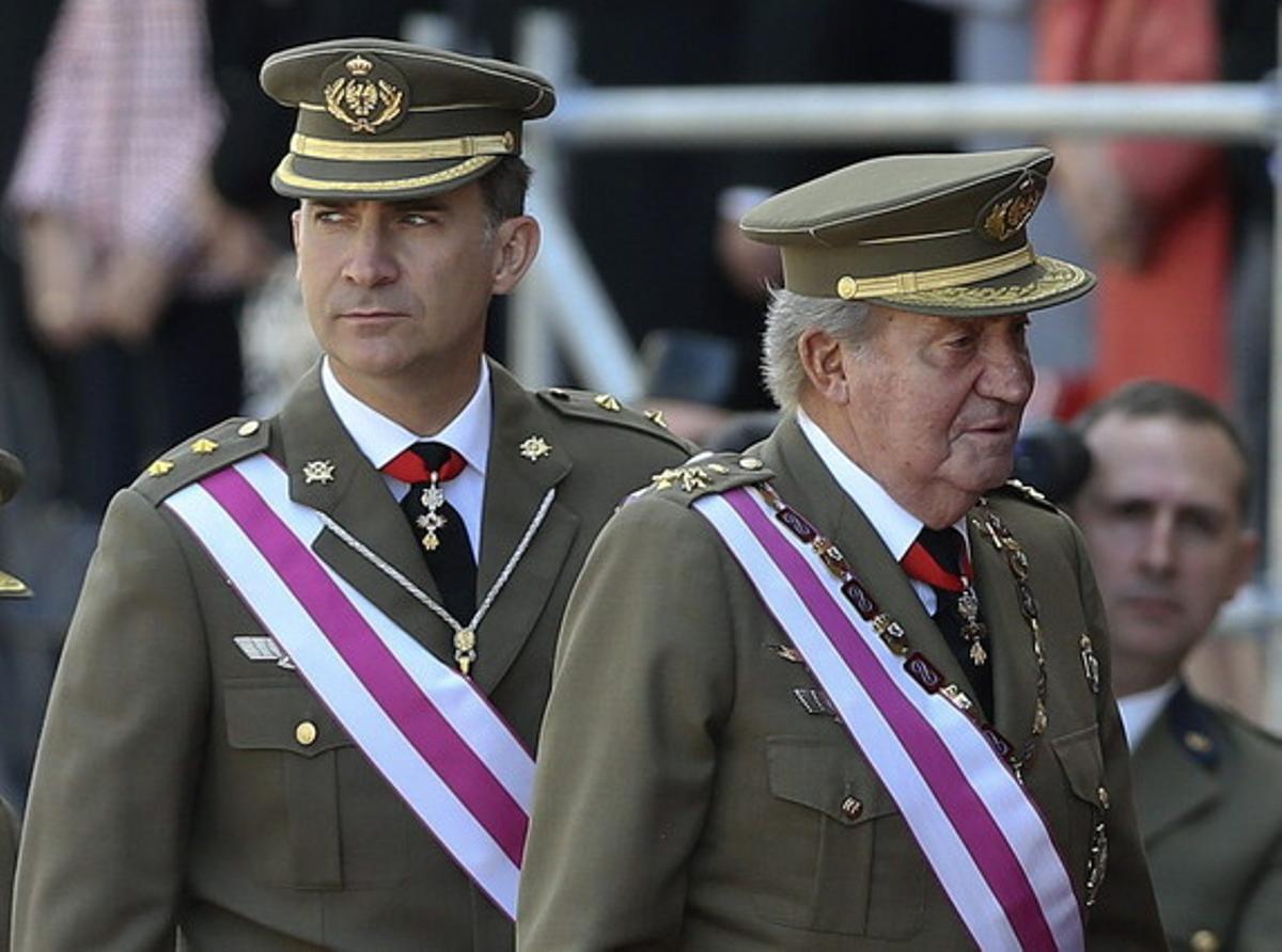 El príncep Felip i el rei Joan Carles, en un acte castrense a El Escorial aquest dimarts.