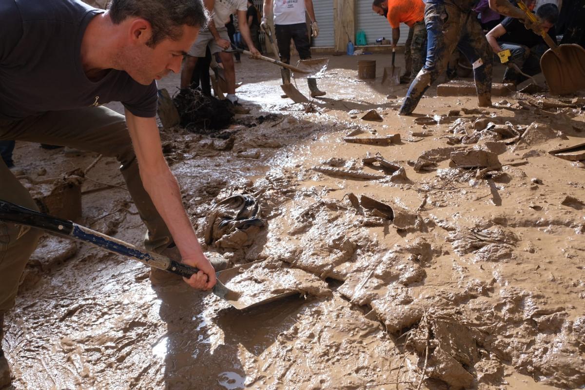Así están siendo las labores de limpieza en Chiva tras la DANA Así están siendo las labores de limpieza en Chiva tras la DANA