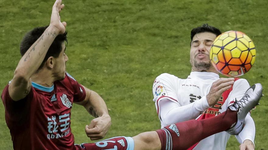 Guerra lucha un balón con el defensa de la Real Berchiche.