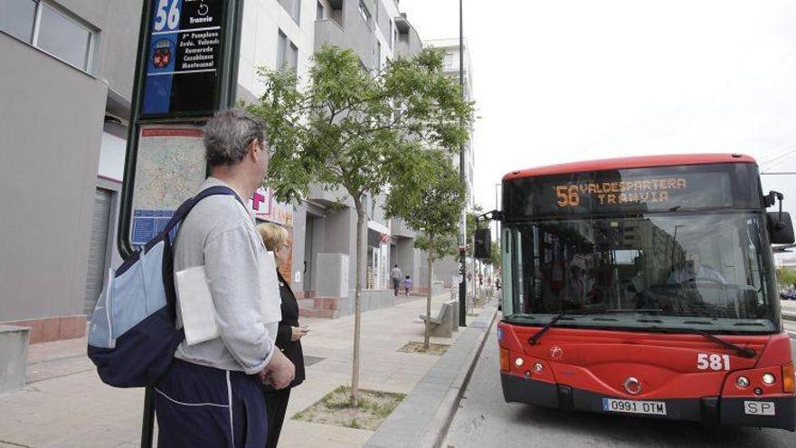 La propuesta municipal elimina tres líneas de bus