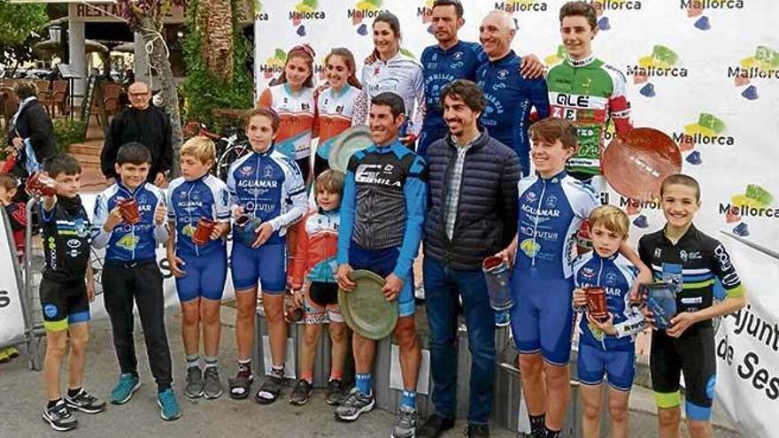 Podio general del Trofeu Sant Jordi de ciclismo en ruta disputado ayer en la Colònia de Sant Jordi.