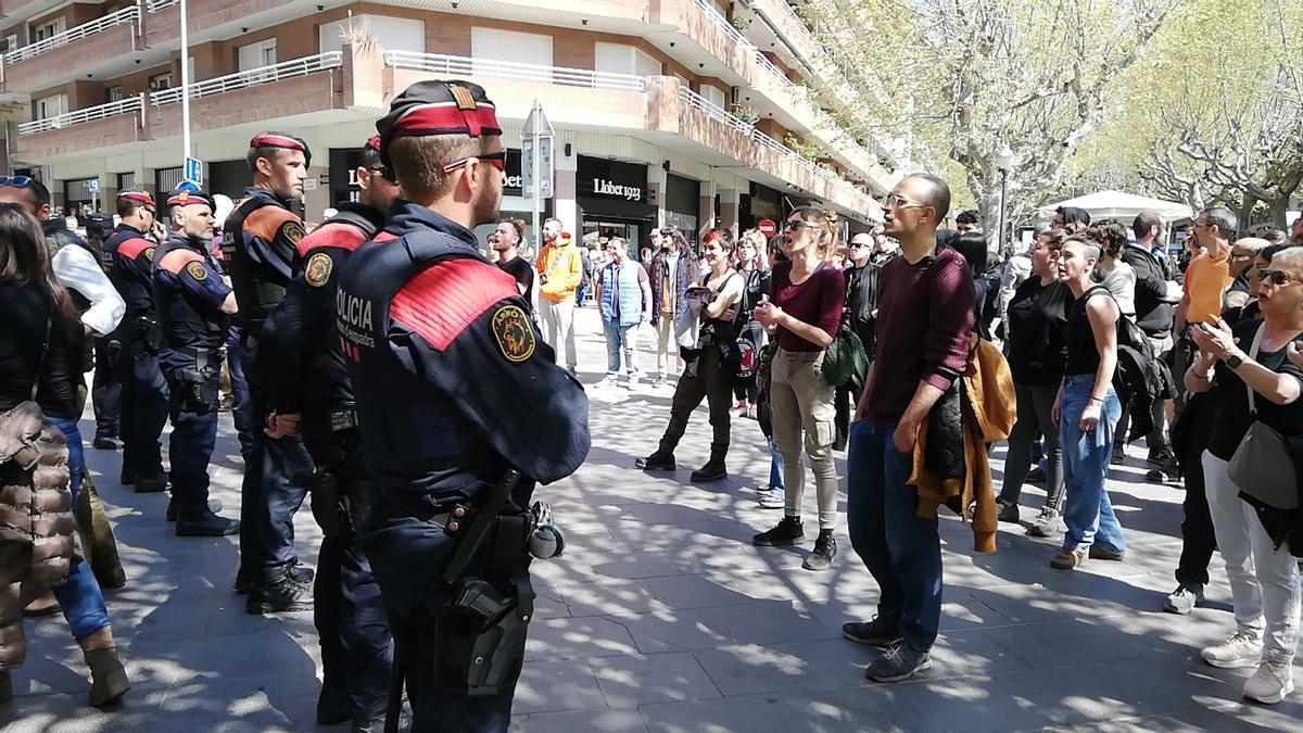 Vista de la protesta antifeixista davant la parada de Vox a Crits Rei