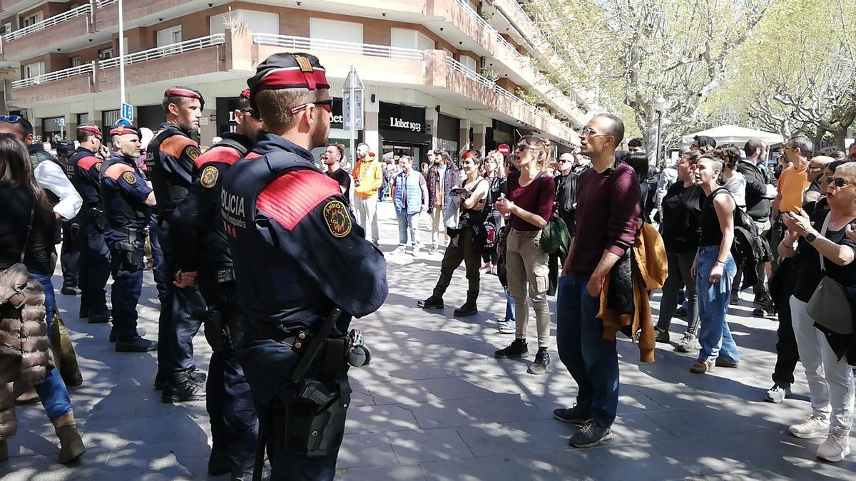 Vista de la protesta antifeixista davant la parada de Vox a Crist Rei