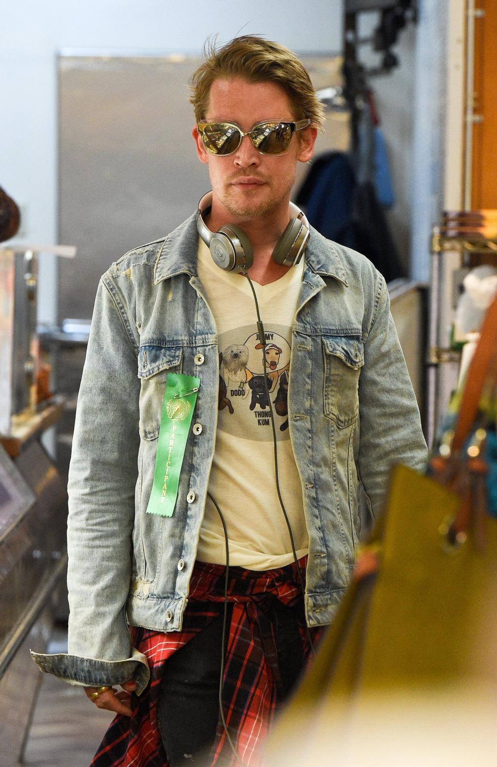 Macaulay Culkin paseando y de compras en Nueva York