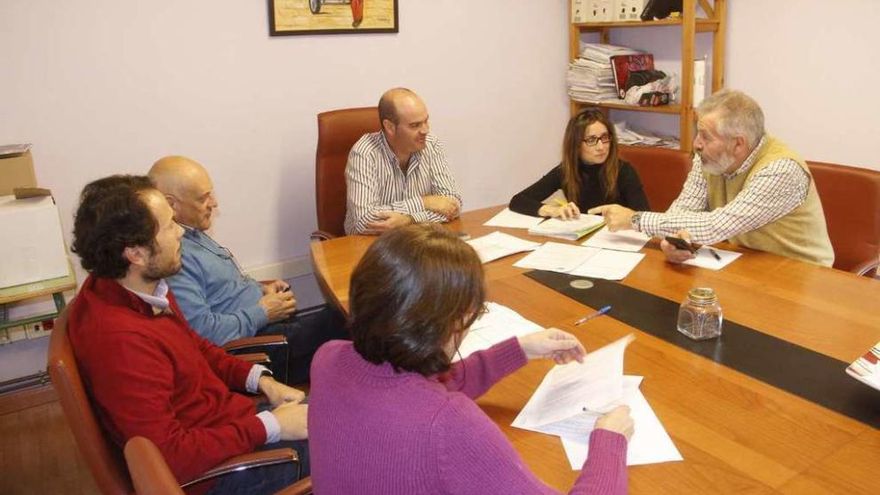 Los integrantes de la mesa de contratación durante la reunión de ayer en Bueu. // Santos Álvarez