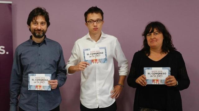 Rafa Mayoral, Íñigo Errejón y Auxiliadora Honorato en la sede de Podemos, en Madrid.