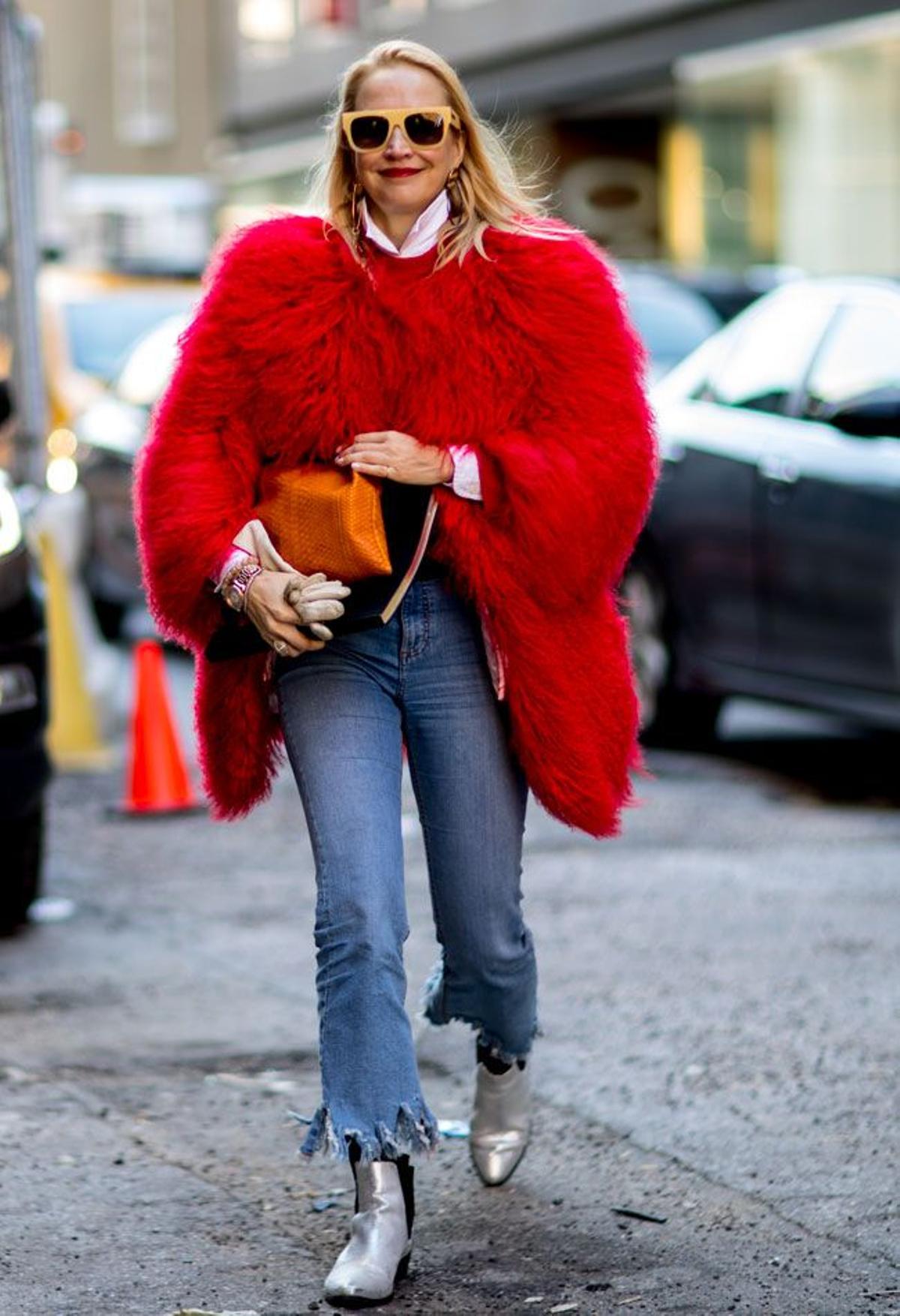 Look de fiesta en vaqueros: con abrigo peluche MAXI