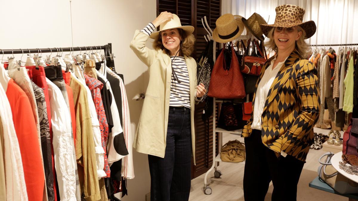 Inés y Micaela posan con dos de sus sombreros.