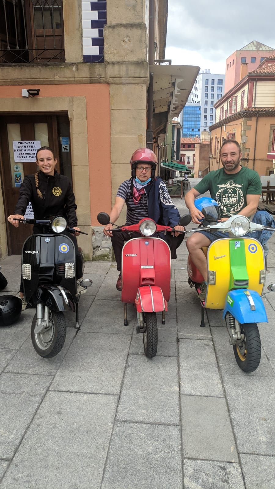 Vespas y Lambretas colorean Gijón