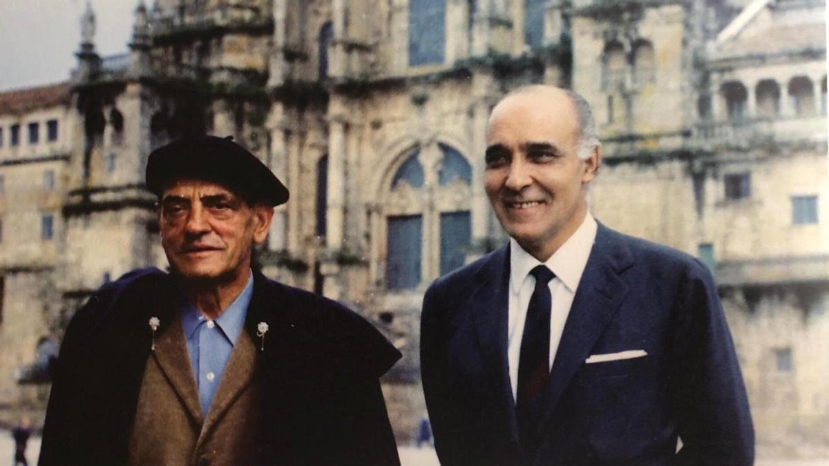 Luis Buñuel y José Luis Barros en el Obradoiro durante el rodaje de 'La vía láctea' en 1969