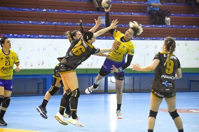 26-02-20 DEPORTES. PABELLON DE LAS REMUDAS. BARRIO DE LAS REMUDAS. TELDE. Partido de balonmano femenino entre el Remudas Rocasa y el Guardés disputado en Pabelloon Antonio Moreno del barrio teldense de Las Remudas.    Fotos: Juan Castro.  | 26/02/2020 | Fotógrafo: Juan Carlos Castro