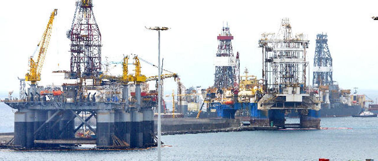 Varias plataformas atracadas en el muelle Reina Sofía del puerto de La Luz.