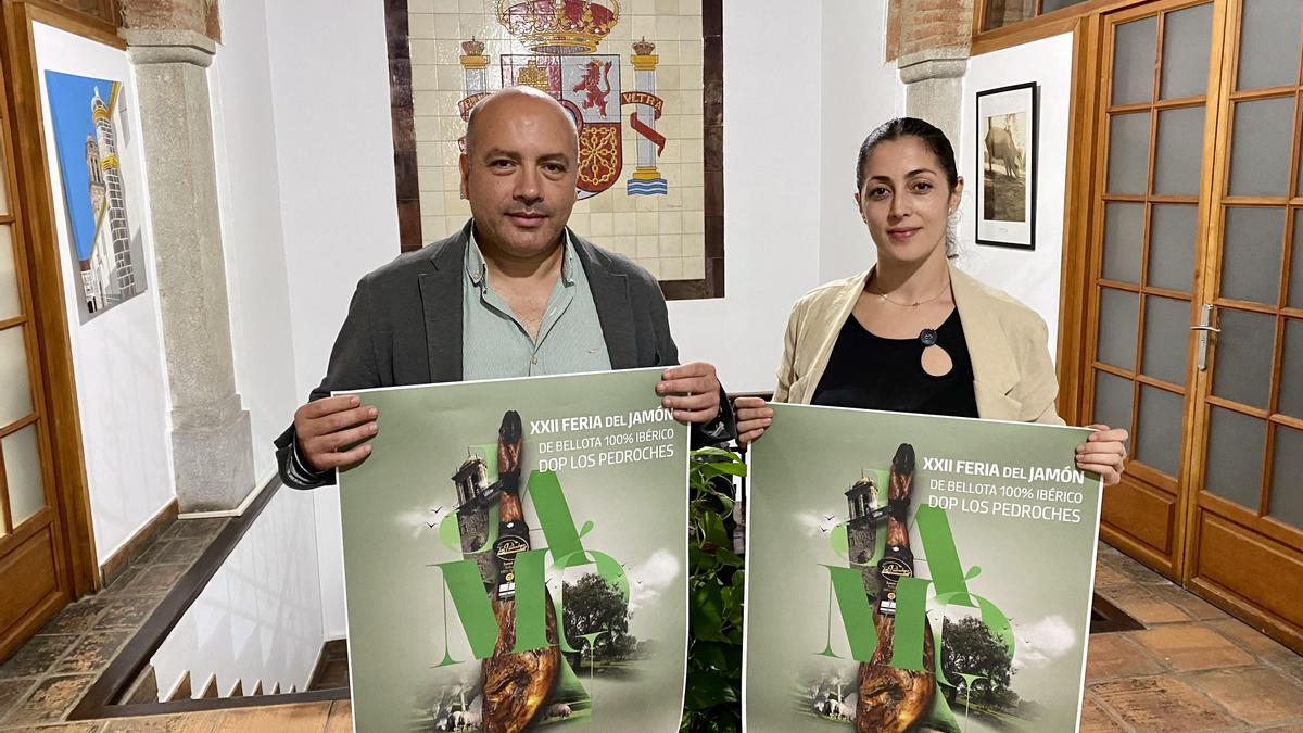 Gabriel Duque y Asunción Rojas muestran el cartel anunciador de la Feria del Jamón.