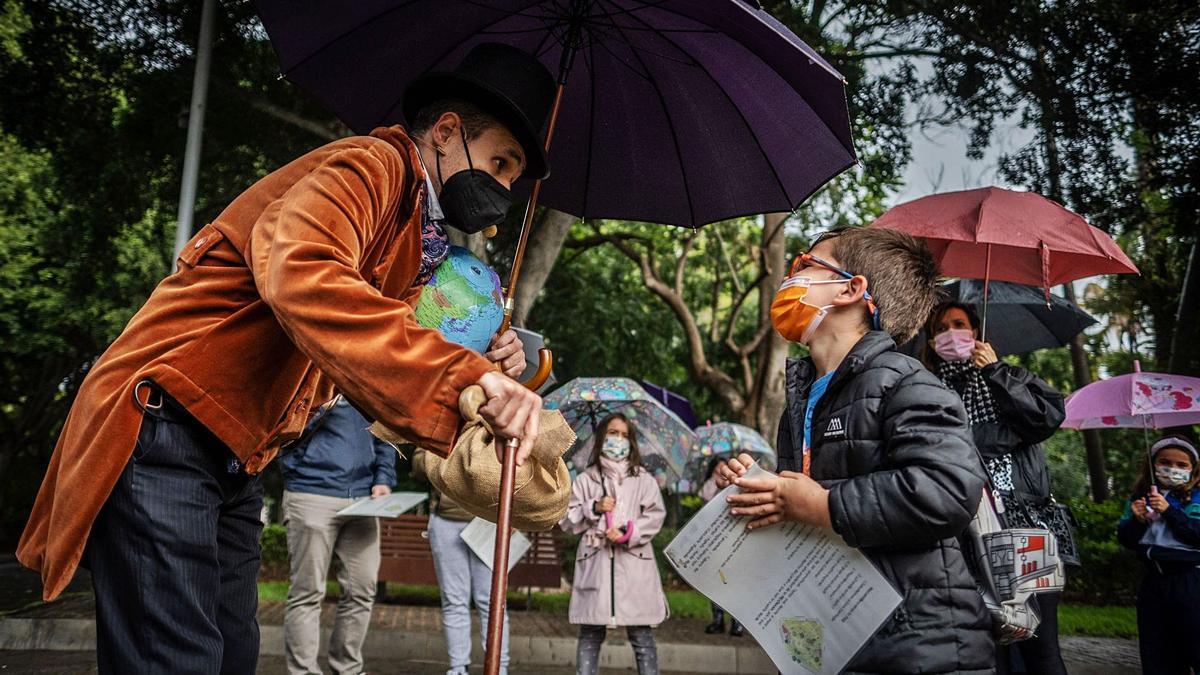 El historiador, guía y actor Eduardo Zalba da vida y pone en valor del parque García Sanabria, como muestra la fotografía  | ANDRÉS GUTIÉRREZ