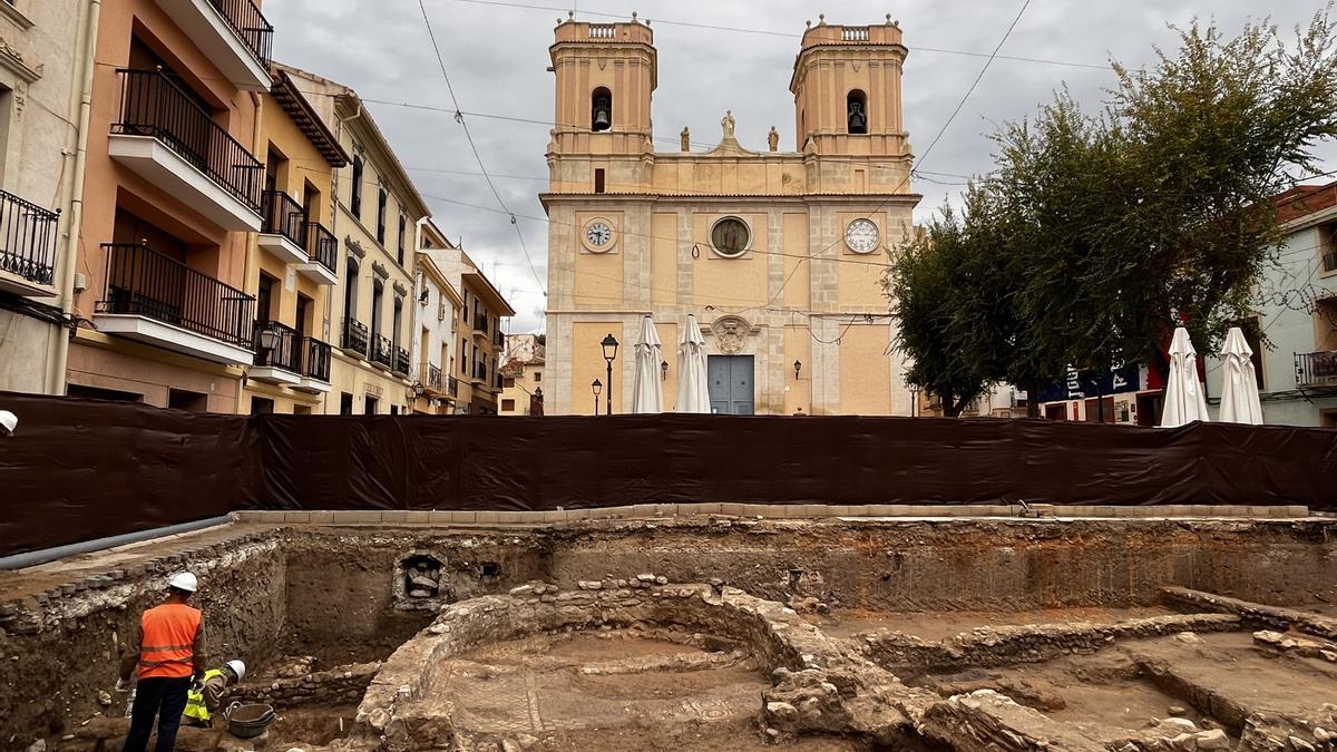 La basílica romana se encuentra entre la iglesia de San Bartolomé y el Ayuntamiento de Petrer. 