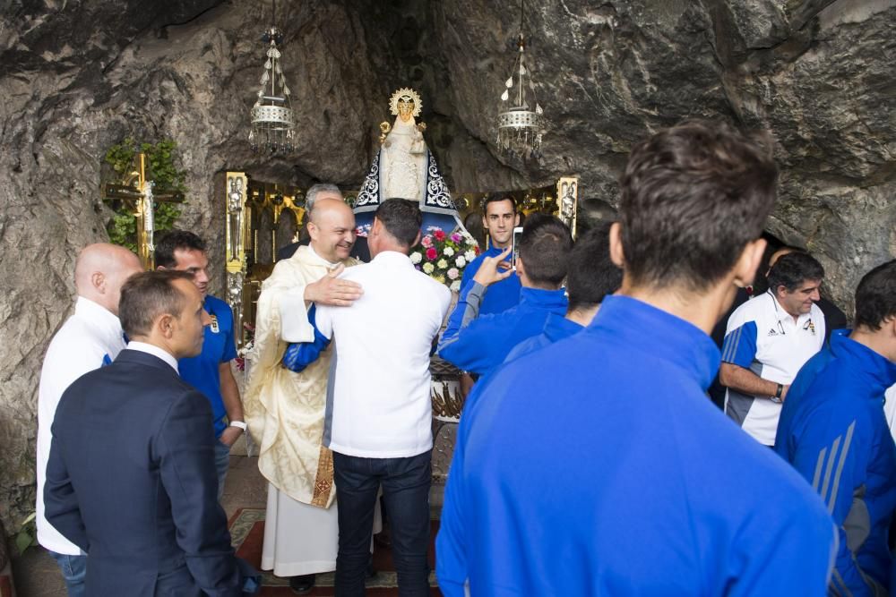 El Real Oviedo realiza la ofrenda floral a la Virgen de Covadonga