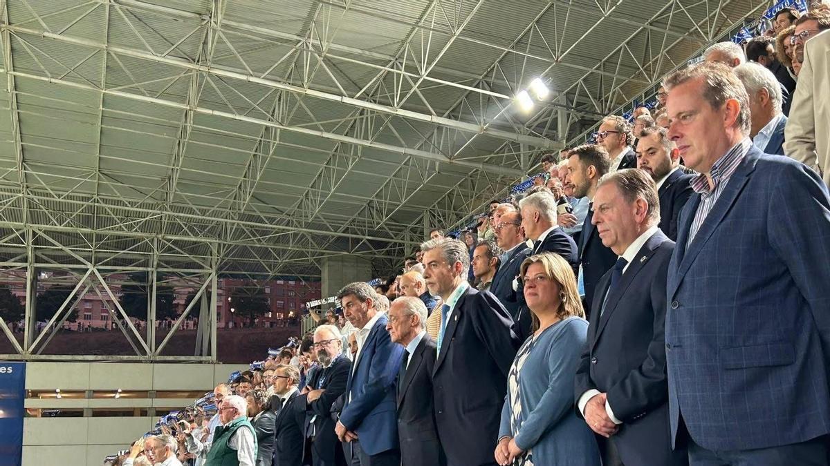 En primera fila, por la derecha, Marcelino Marcos; el alcalde de Oviedo, Alfredo Canteli, y la vicepresidenta Gimena Llamedo, en el Tartiere, durante el partido Oviedo-Real Madrid