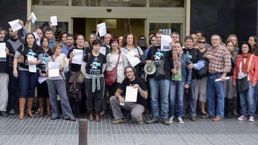 Trabajadores del ITC ayer delante de la sede de la Consejería de Industria con los escritos que presentaron. | josé carlos guerra