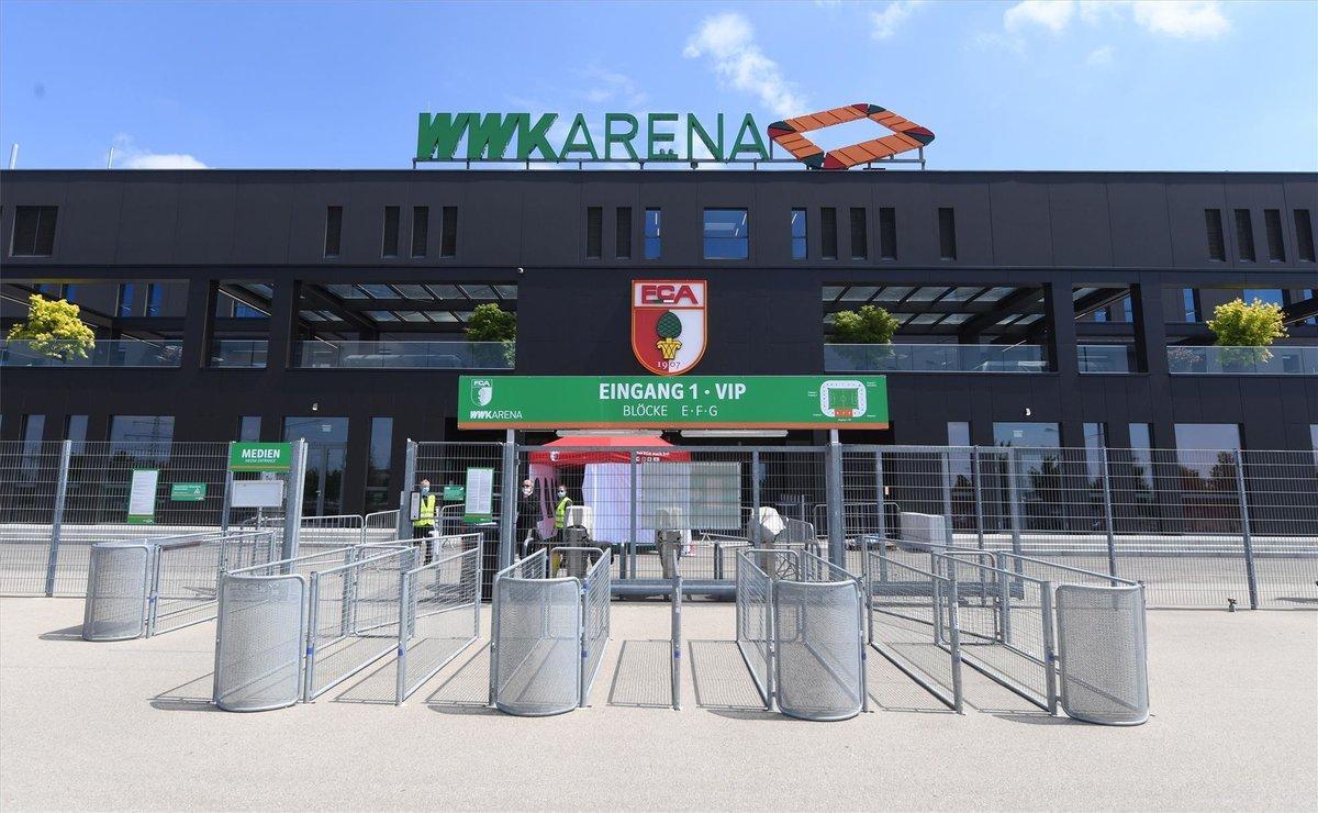 Vista exterior del estadio del Augsburgo sin aficionados justo antes del partido Vista exterior del estadio del Augsburgo sin aficionados justo antes del partido