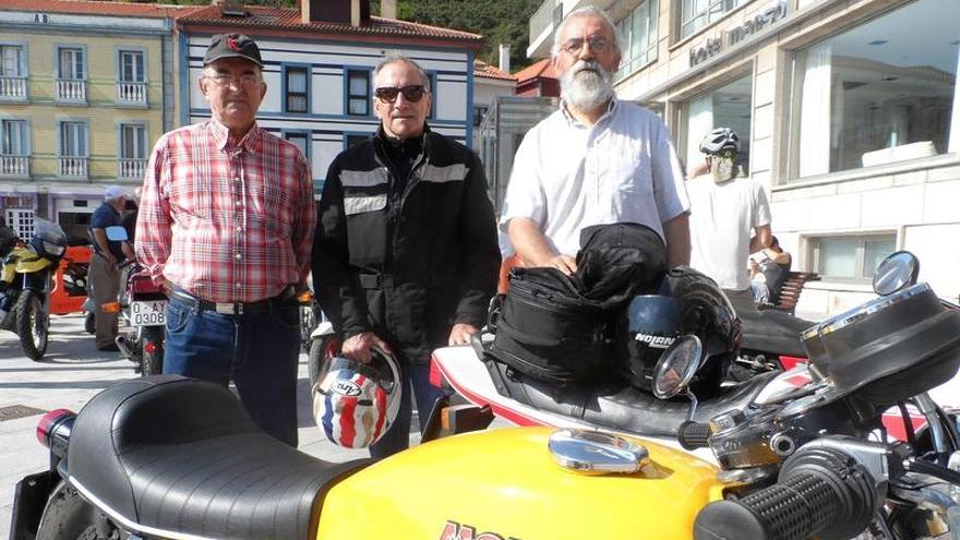 Más de 40 motoristas recorren las carreteras del concejo en homenaje a Manolo Tabaza