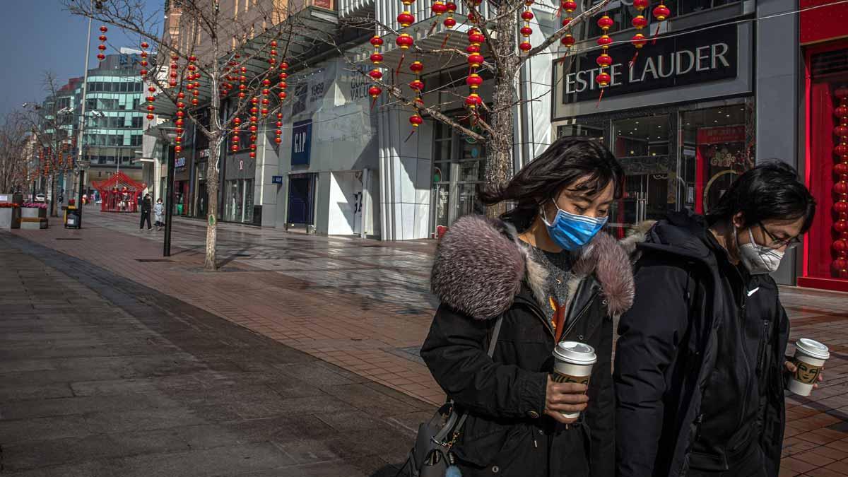 Las calles de Pekín lucen desoladas ante el temor de contagio del coronavirus.