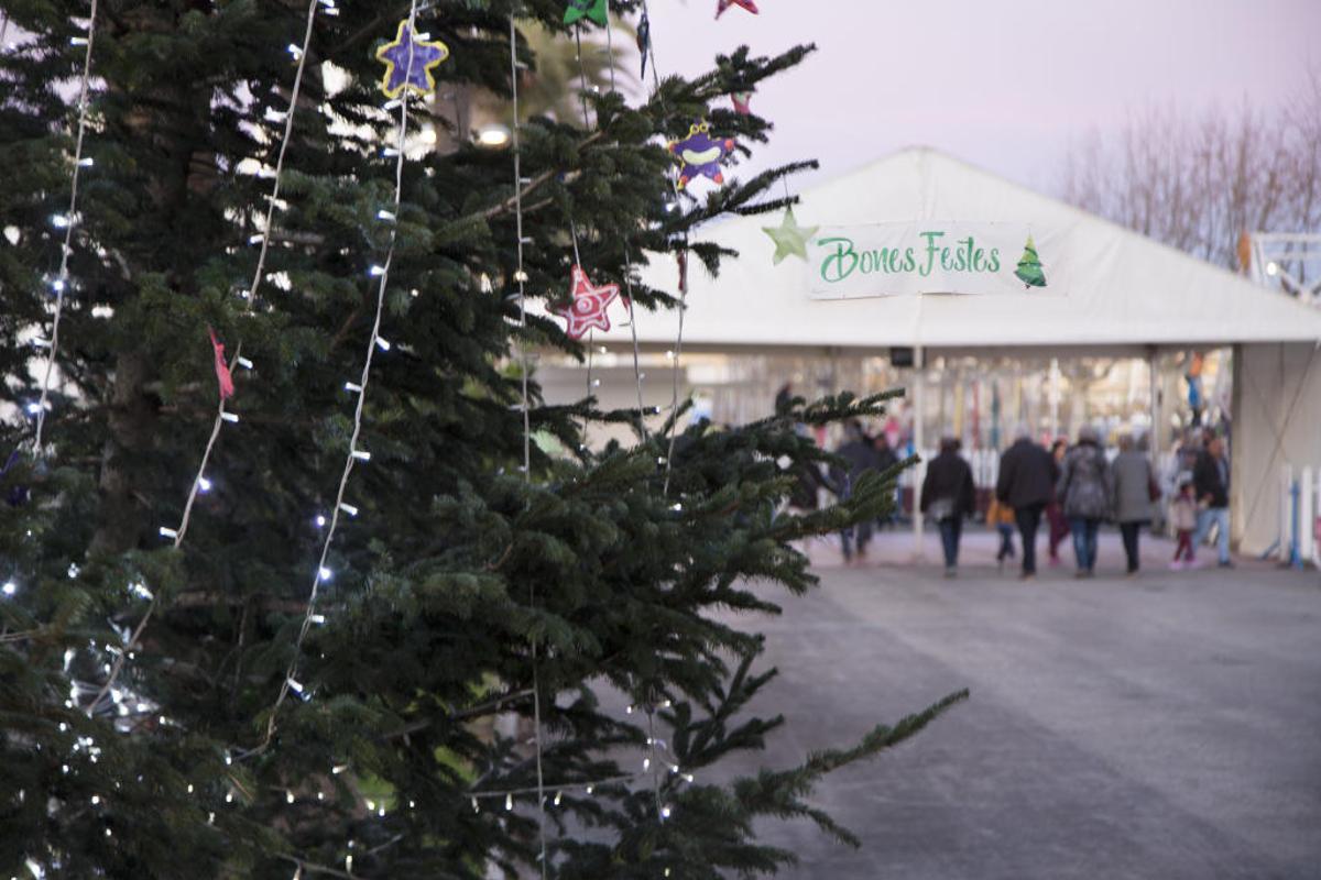 Visitants i gent del país passejant per Empuriabrava.