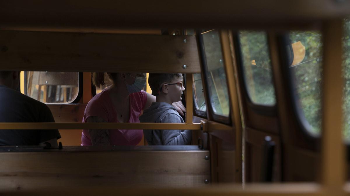 Turistas disfrutando en el tren del Valle del Samuño.