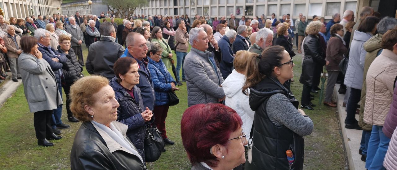 Fieles, al aire libre, siguiendo la concurrida misa de difuntos oficiada en el cementerio moañés de Trigás. / Santos Álvarez