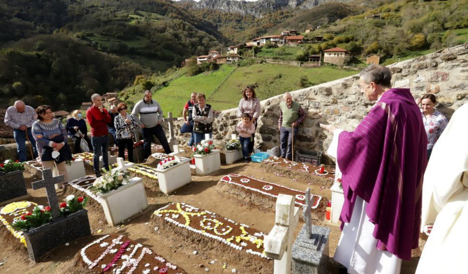 Oficio de Todos los Santos, ayer, en el cementerio medieval de Bandujo, en Proaza. | R. S. A.