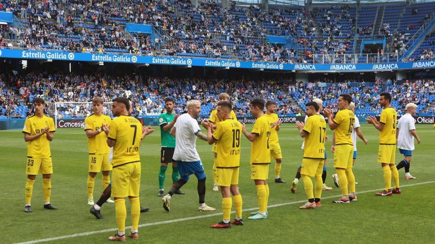 Los jugadores del Real Unión le hicieron el pasillo a los futbolistas del Dépor. |  // IAGO LÓPEZ