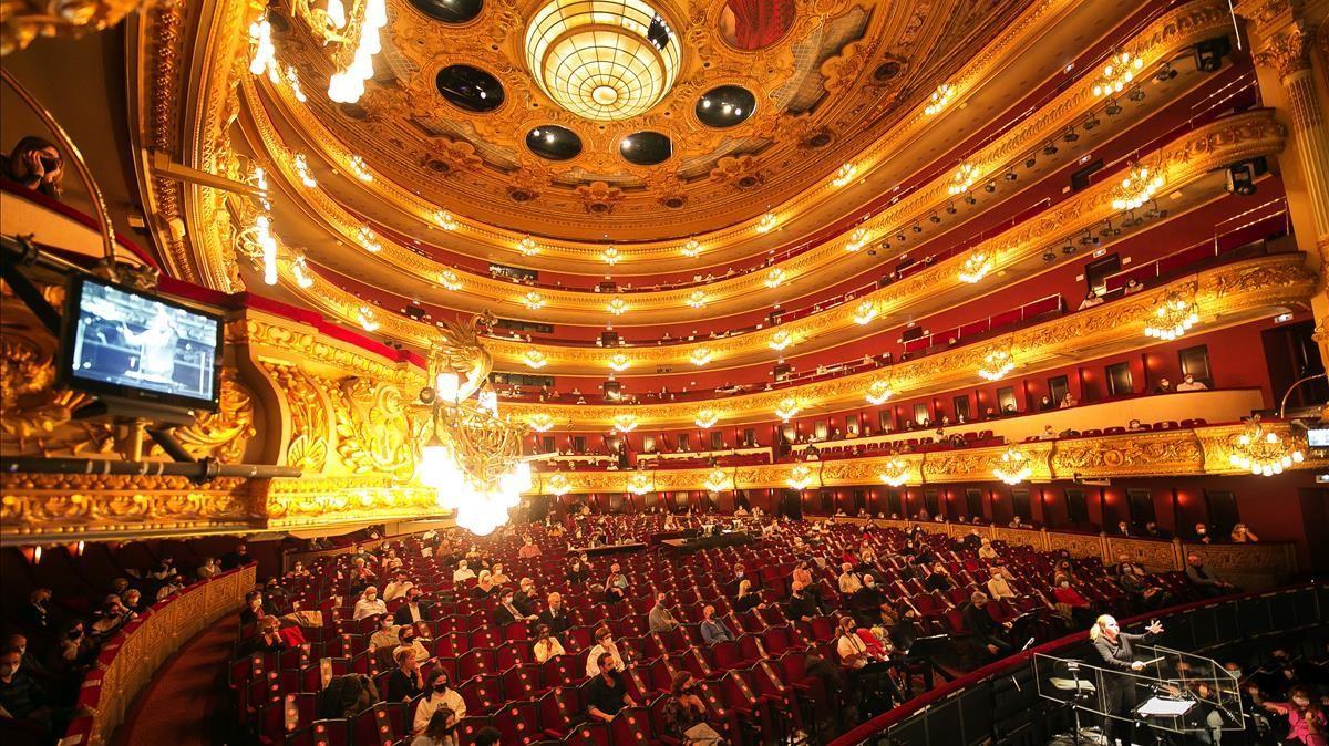 BARCELONA 24 11 2020  500 personas acuden al ensayo de La Traviata en el Liceu Fotografia de JOAN CORTADELLAS