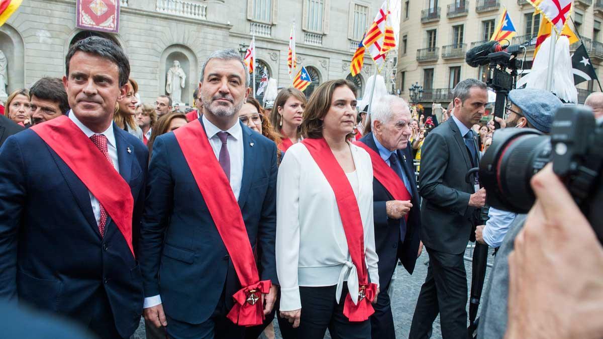 Ada Colau, junto al resto de concejales, se dirige entre abucheos del ayuntamiento de Barcelona al Palau de la Generalitat, este sábado tras la investidura.