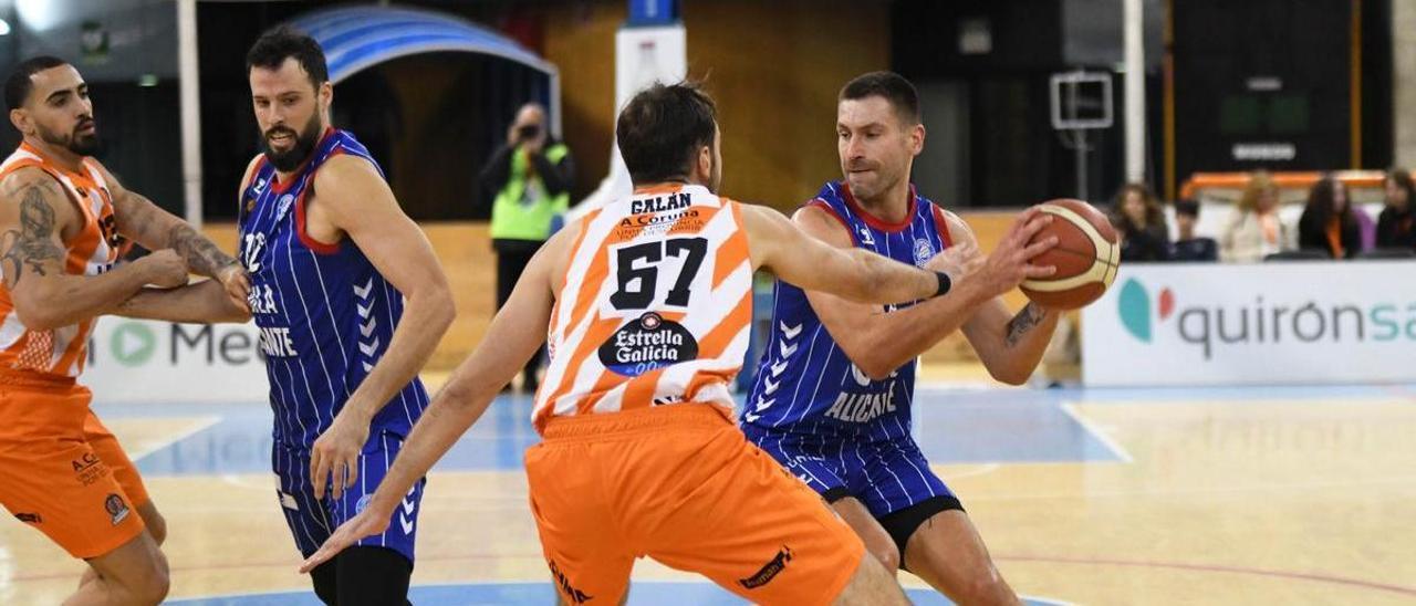 Matulionis durante el partido junto al exlucentino Alex Galán