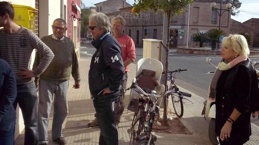 La cola de vecinos ante la oficina en la Avinguda Francesc de Borja Moll ya es una imagen habitual.