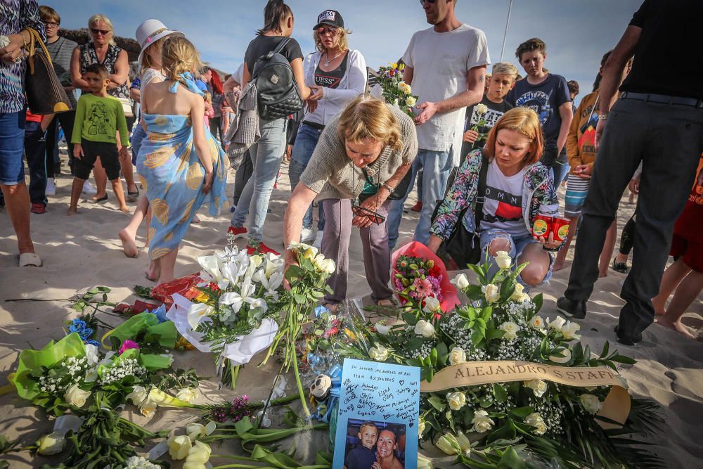 Vecinos de Orihuela Costa rinden homenaje al niño fallecido tras chocar con otro mientras jugaba