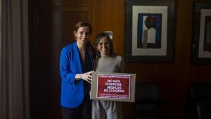 Mónica García y la doctora Tamaras Contreras, que ha recogido cerca de 110.000 firmas en contra de las guardias de 24 horas
