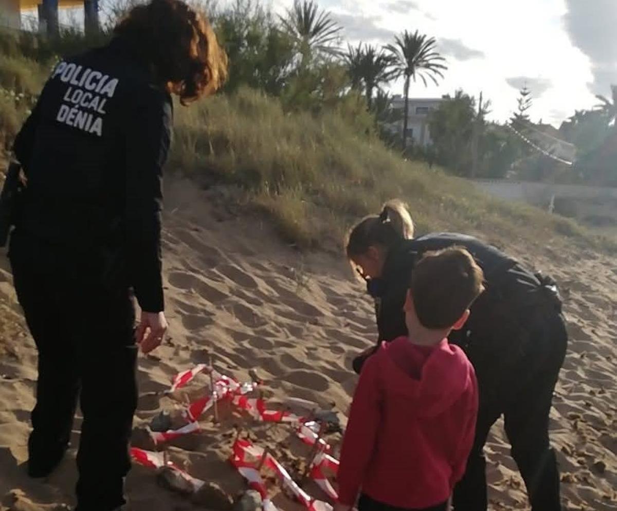 El niño junto a las agentes de la Policía Local de Dénia