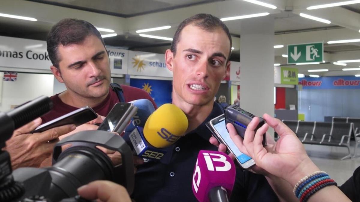 El mallorquín Enric Mas, en el aeropuerto de Palma, a su llegada tras su tremendo éxito en la Vuelta.