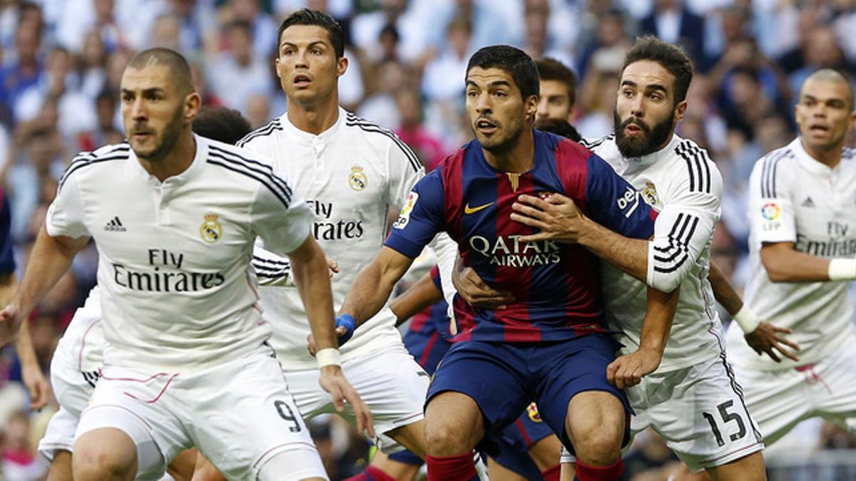 Luis Suárez, rodeado de jugadores del Madrid
