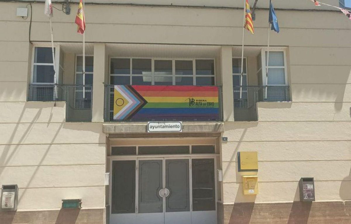 Ayuntamiento de Remolinos con la bandera arco iris.