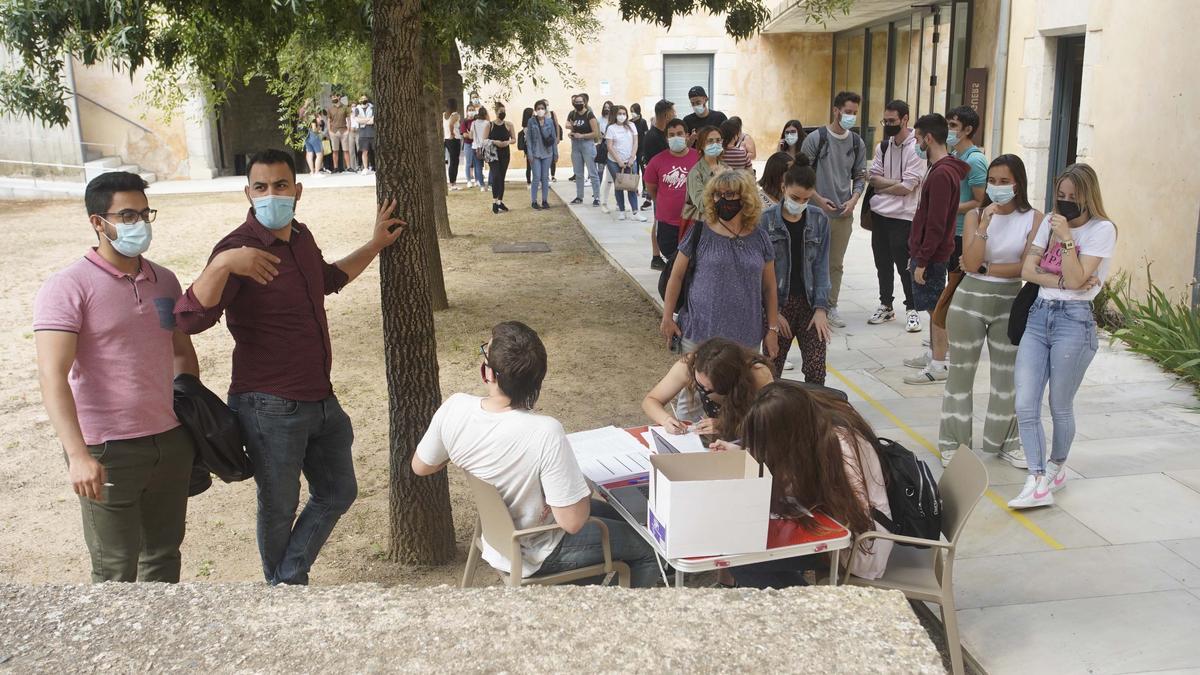 Protesta d'estudiants de la UdG en contra del requisit de la tercera llengua per obtenir el títol